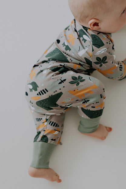 Breden – Baby-Schlafoverall | FREDA – Autumn Forest Animals