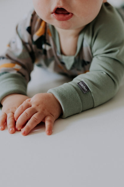 Breden – Baby-Schlafoverall | FREDA – Autumn Forest Animals