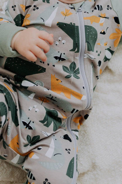 Breden – Baby-Schlafoverall | FREDA – Autumn Forest Animals