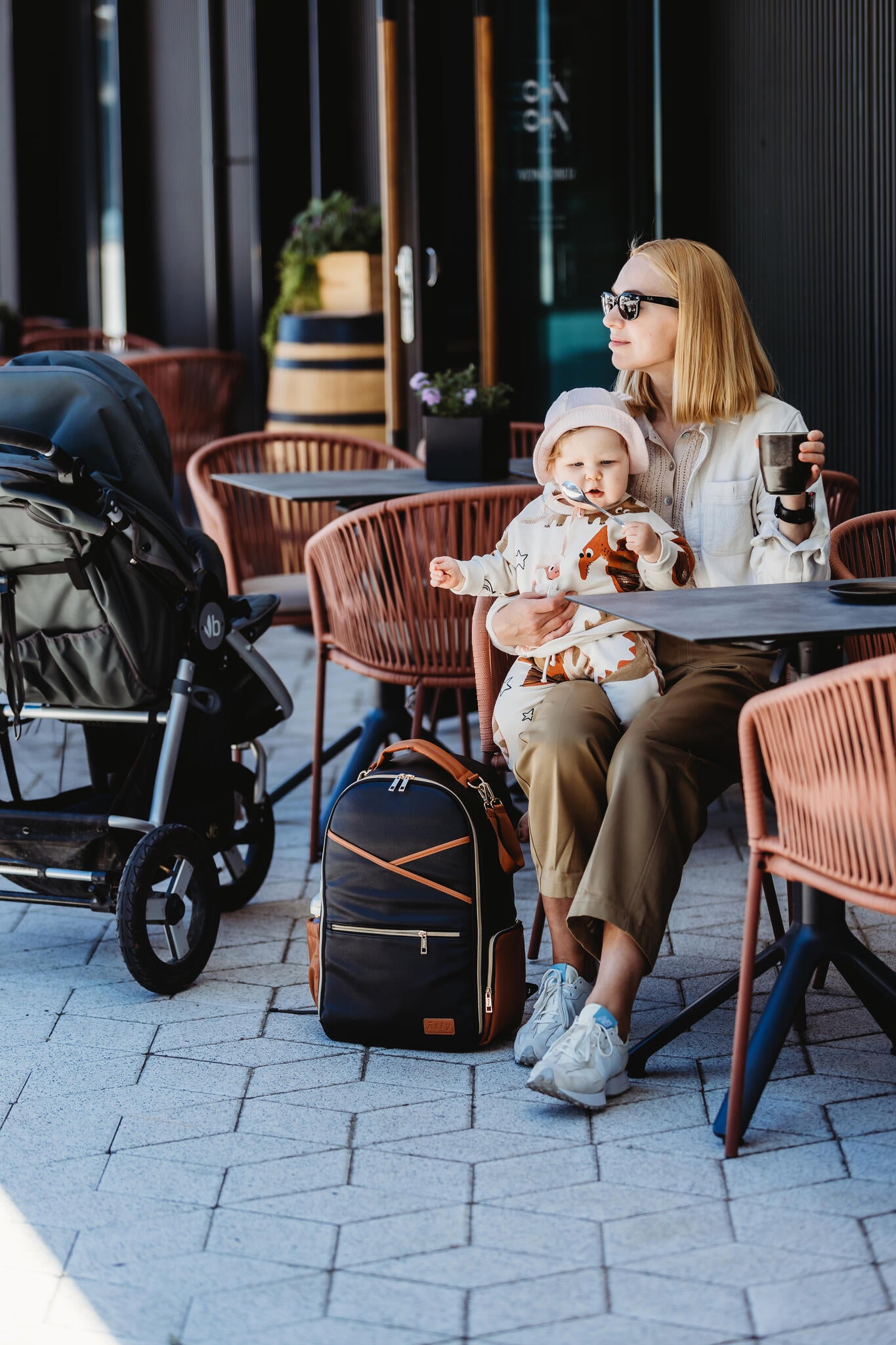 Ally Scandic - Großer Wickelrucksack | Black Coffee - Panda Pals